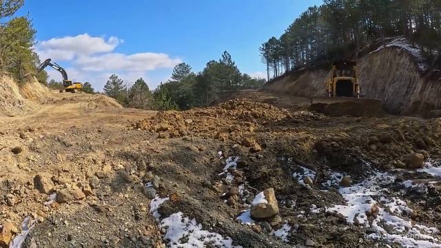 Два монстра в деле! Бульдозер Caterpillar D7g и экскаватор Mst разрывают горы. смотреть онлайн