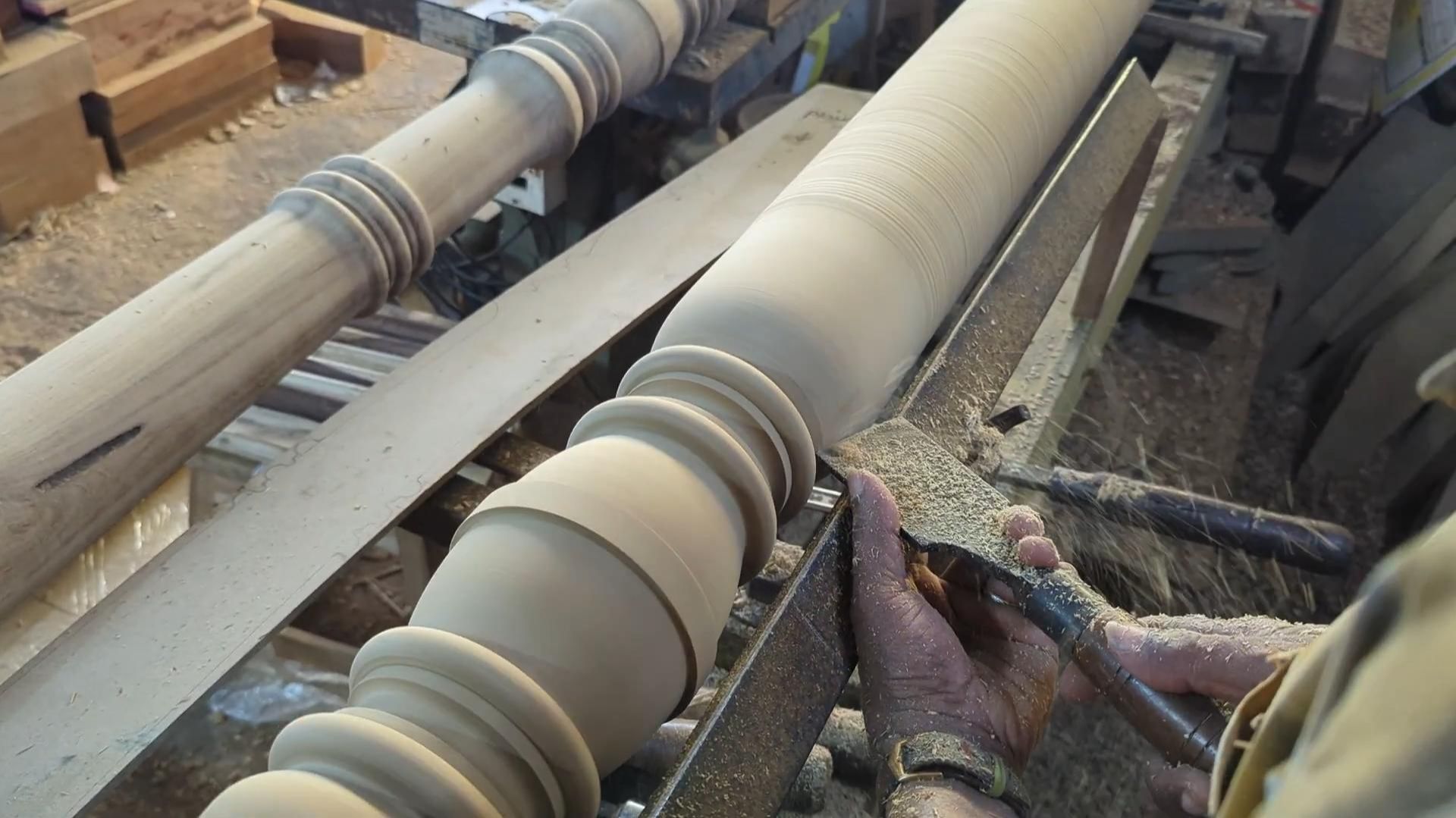 Токарь по дереву  исполняет заказ.