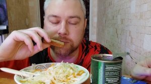 Мукбанг. Иуда Искариот. Ответы на вопросы. Ем тушенку с квашеной капустой на камеру.