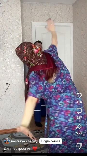 ой от бабуси аж врач прямо у входа окосел