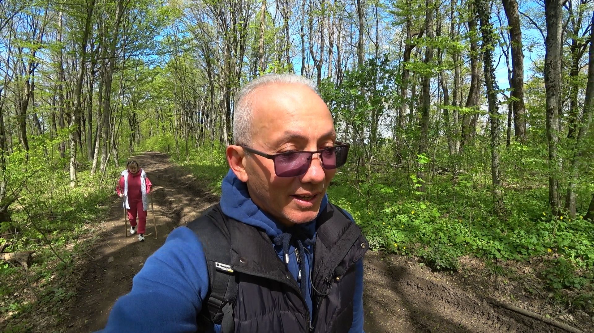 Достал для Люды Скандинавские палки. Идём к «Столбу мира». 14.04.2025