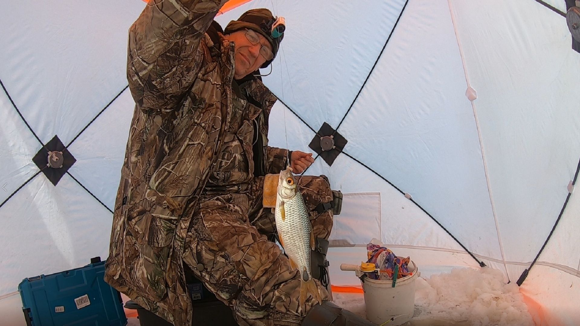 Глухозимье, мороз, а мы плотву ловим