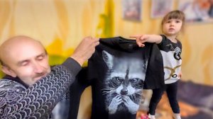 Нам с Владом подарили футболки с енотом! Я надеюсь это не намек что у нас прявятся опять еноты