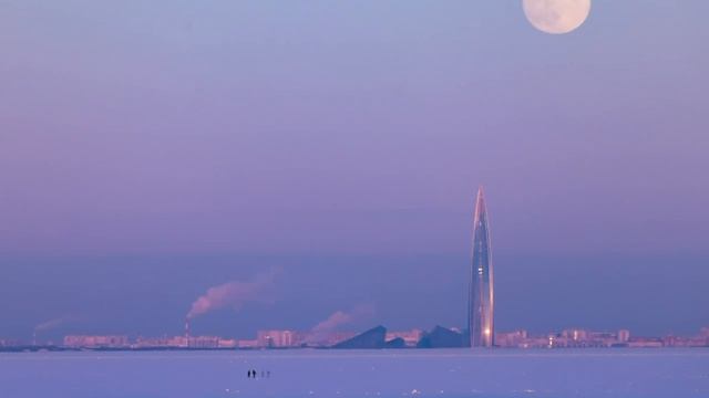 Над Лахтой засняли Луну во время метели