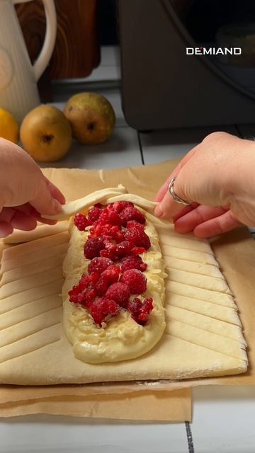 Плетенка с кремом и малиной