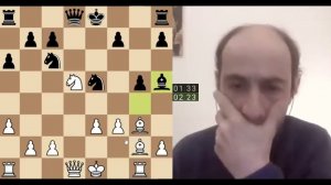 Весело он играет