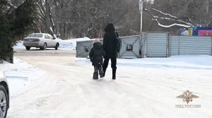 В Кузбассе и Омске полицейские вернули родителям потерявшихся детей