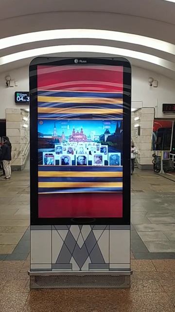 Ст. метро Кантемировская, Зелёная Линия, Москва — интерьер, пассажиры, прибытие поездов  Фрагмент 7