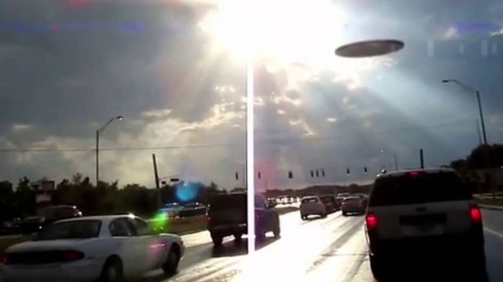 В ИТАЛИИ ЗА МАШИНОЙ ЛЕТЕЛО НЛО ,ОЧЕНЬ СТРАННЫЙ РОЛИК! смотреть онлайн