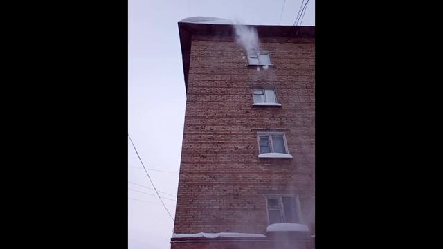Чистка крыши Вид снизу Roof cleaning view from below