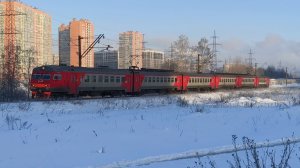 ЭТ2М 101 сообщением Васкелово - Санкт-Петербург прибывает на ст. Девяткино