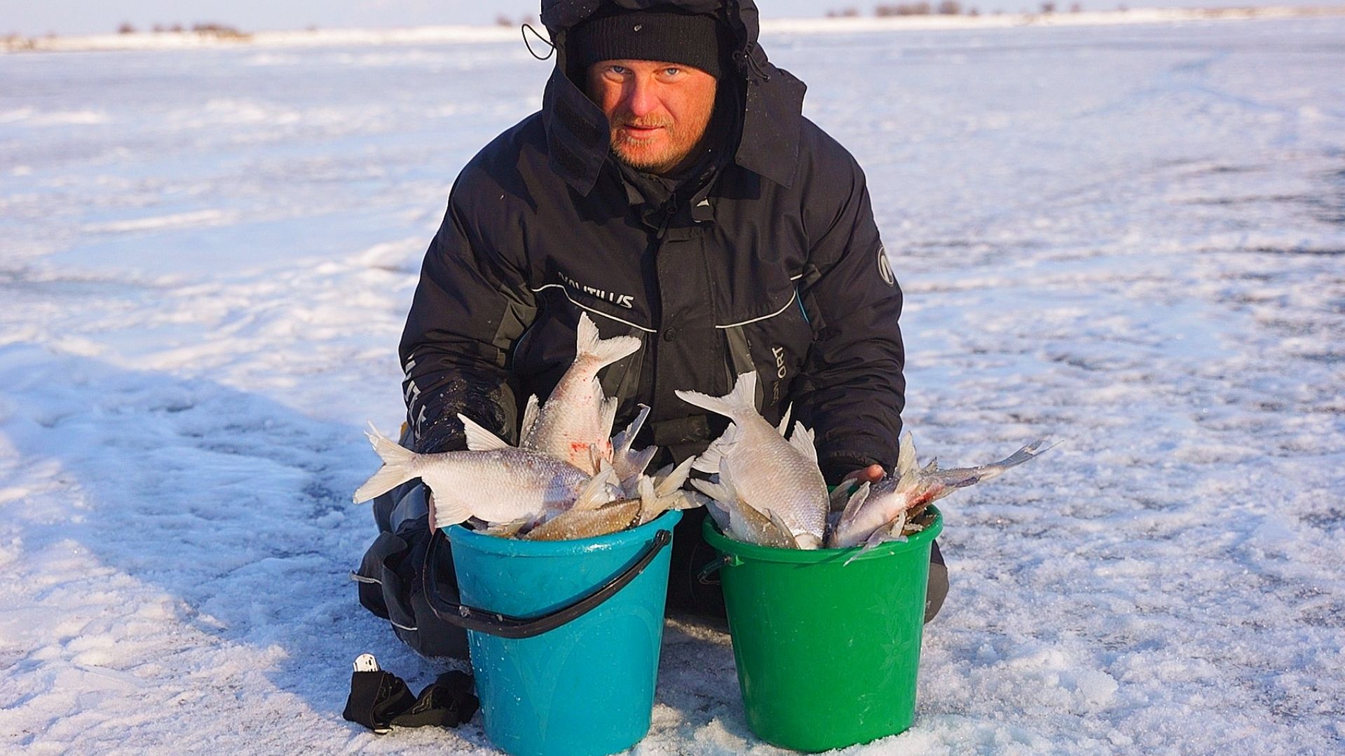 ВОТ ЭТО РЫБАЛКА. ДВА ВЕДРА РЫБЫ ЗА ДВА ЧАСА. ЗИМНЯЯ РЫБАЛКА. БЕШЕНЫЙ КЛЁВ! смотреть онлайн