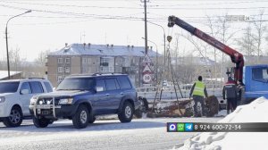 Два бревна полностью парализовали движение на одном из перекрёстков в Братске