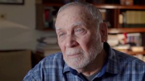 Поздравления со столетним юбилеем принимает актер, фронтовик Владимир Заманский.