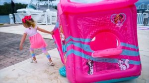 Настя строит Игрушечные домики для животных из фермы