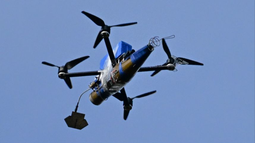 Атака FPV-дронов из засады. Лучшее видео из зоны СВО смотреть онлайн