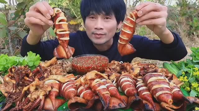 #MUKBANG🦑 Щупальцы кальмара на гриле с морепродуктами и свежими овощами!🐙АСМР МУКБАНГ ЕДА ОБЕД смотреть онлайн