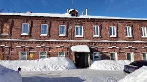 Некомфортное, небезопасное, но по мнению чиновников — приличное жилье