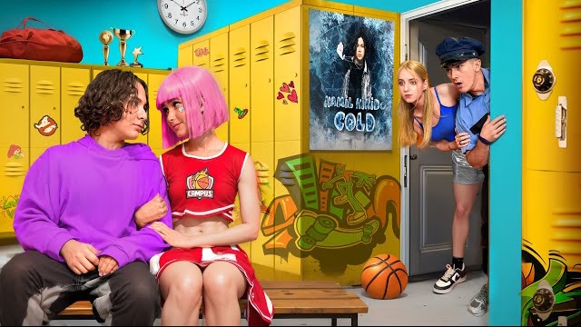 СПАЛИЛСЯ С ДЕВЧОНКОИ В РАЗДЕВАЛКЕ ШКОЛЫ  ДИРЕКТОР В БЕШЕНСТВЕ! АМИНА СПАСАЕТ СЕМЬЮ  - КАМПУС