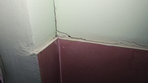 ЖИТЕЛИ ДОМА НА АПРЕЛЬСКОЙ В КРАСНОЯРСКЕ БЬЮТ ТРЕВОГУ