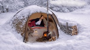 Буш крафт и кемпинг в палатке с печкой  в снежном лесу.