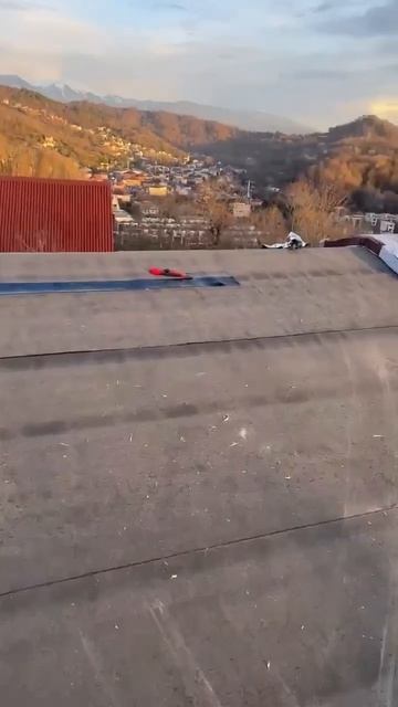 Идет установка кровли на доме из клееного а — заметьте, мы монтируем подкладочный ковер на всю кровл Идет установка кровли на доме из клееного а — заметьте, мы монтируем подкладочный ковер на всю кровл