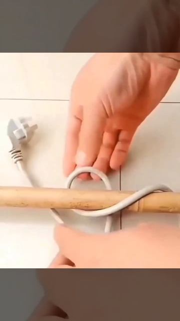 ЛАЙФХАК. ☝🏼  Как развязать узел на проводах.