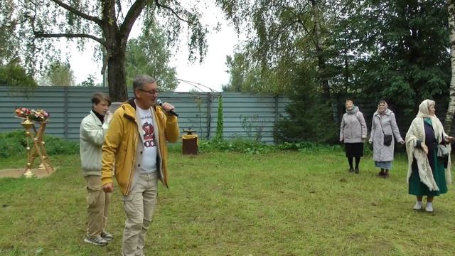 Чеpез pеки, гоpы и долины
Сквозь пуpгу, огонь и чёpный дым
Мы вели машины, объезжая мины
По путям-до смотреть онлайн