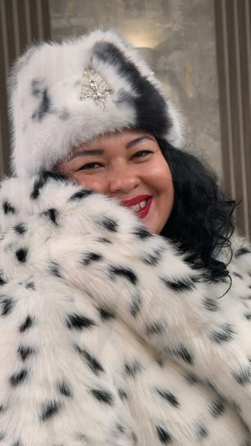 ❄️ Дорогие наши покупательницы, встречайте нашу «снежную» любимицу — белую шубку с эффектными тем…