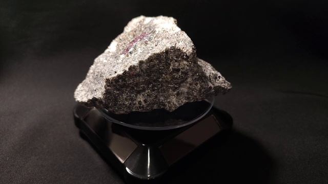 Корунд красный (Рубин) в породе