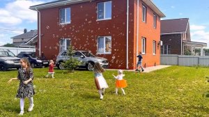 Веселая песенка про мыльные пузыри на английском. Лопаем играем.