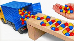 Мультики для детей и малышей. Игрушечные горки, Разноцветные шарики и машинки. Мультики залипалки