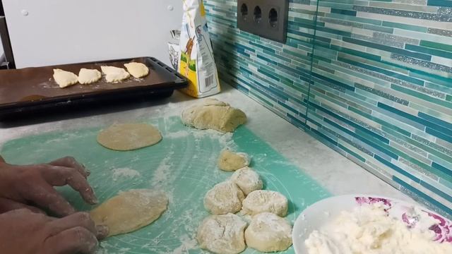 Испекла себе печенье 
Заварю на травах чаю
Никогда сама с собою
Не грущу и не скучаю.