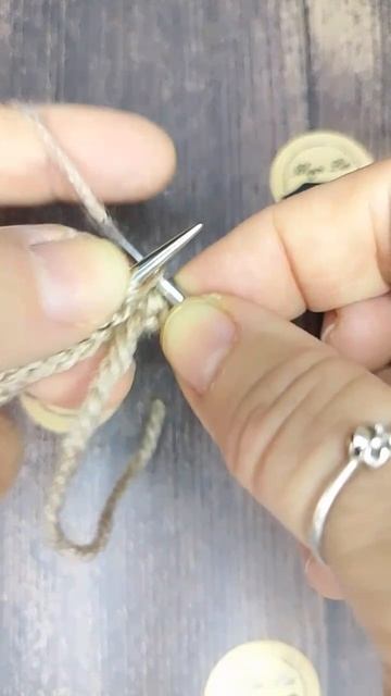 Набор петель на спицы. Вязание лицевыми петлями первый ряд.