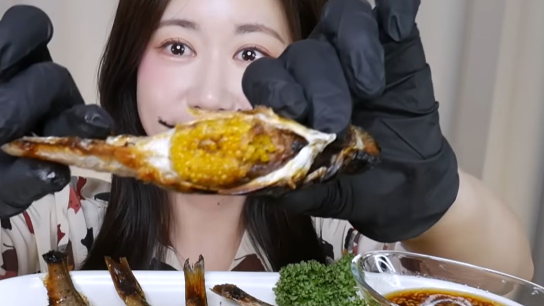 🔥🍲 Мукбанг и Mukbang : ЗОЛОТАЯ ИКРА! 💛 Жареная рыба-лапша (дорумук) с полной икрой смотреть онлайн