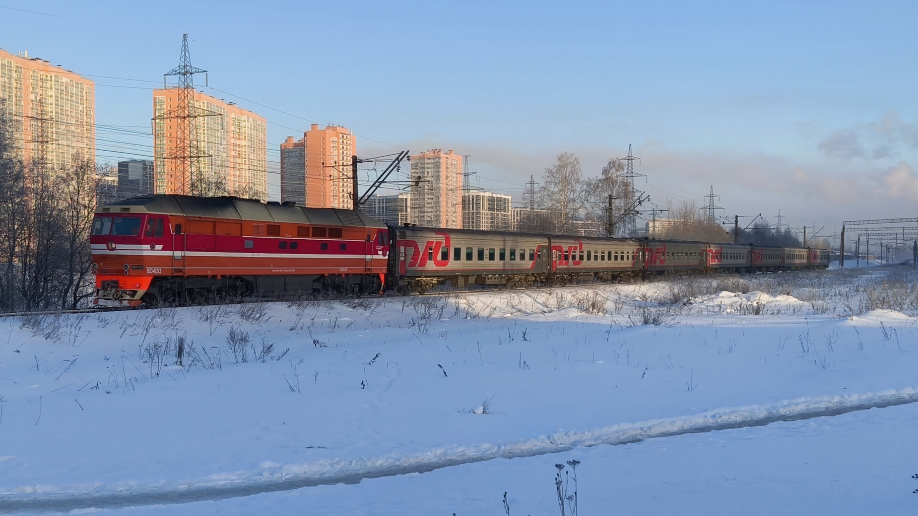 ТЭП70-121 с поездом Костомукша — Санкт-Петербург, прибывает на ст. Девяткино