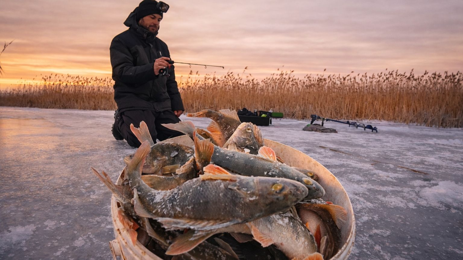 ТУТ ОКУНЯ ТЬМА! ЛОВИТСЯ НА ВСЁ! Просто сумасшедший клёв! Любые балансиры и мормышки! Астрахань. смотреть онлайн