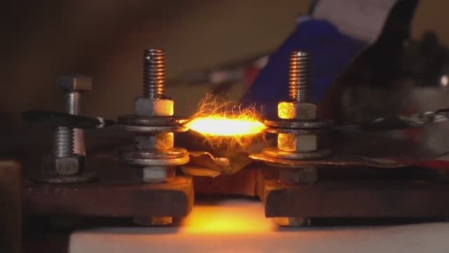 Процесс модификации углеродного волокна на кафедре физики СПбГУПТД