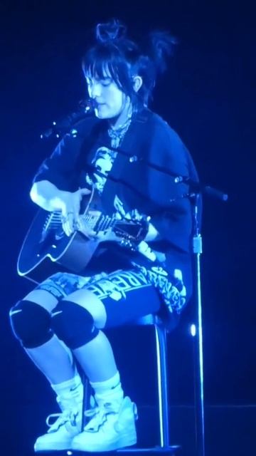 ее-реакция-когда-микрофон-упал-взвхавхвз-billieeilish