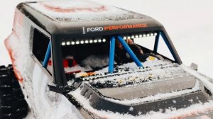 Крутой чувак управляет в снежном заносе Ford Bronco R 4X4 MJX H8P