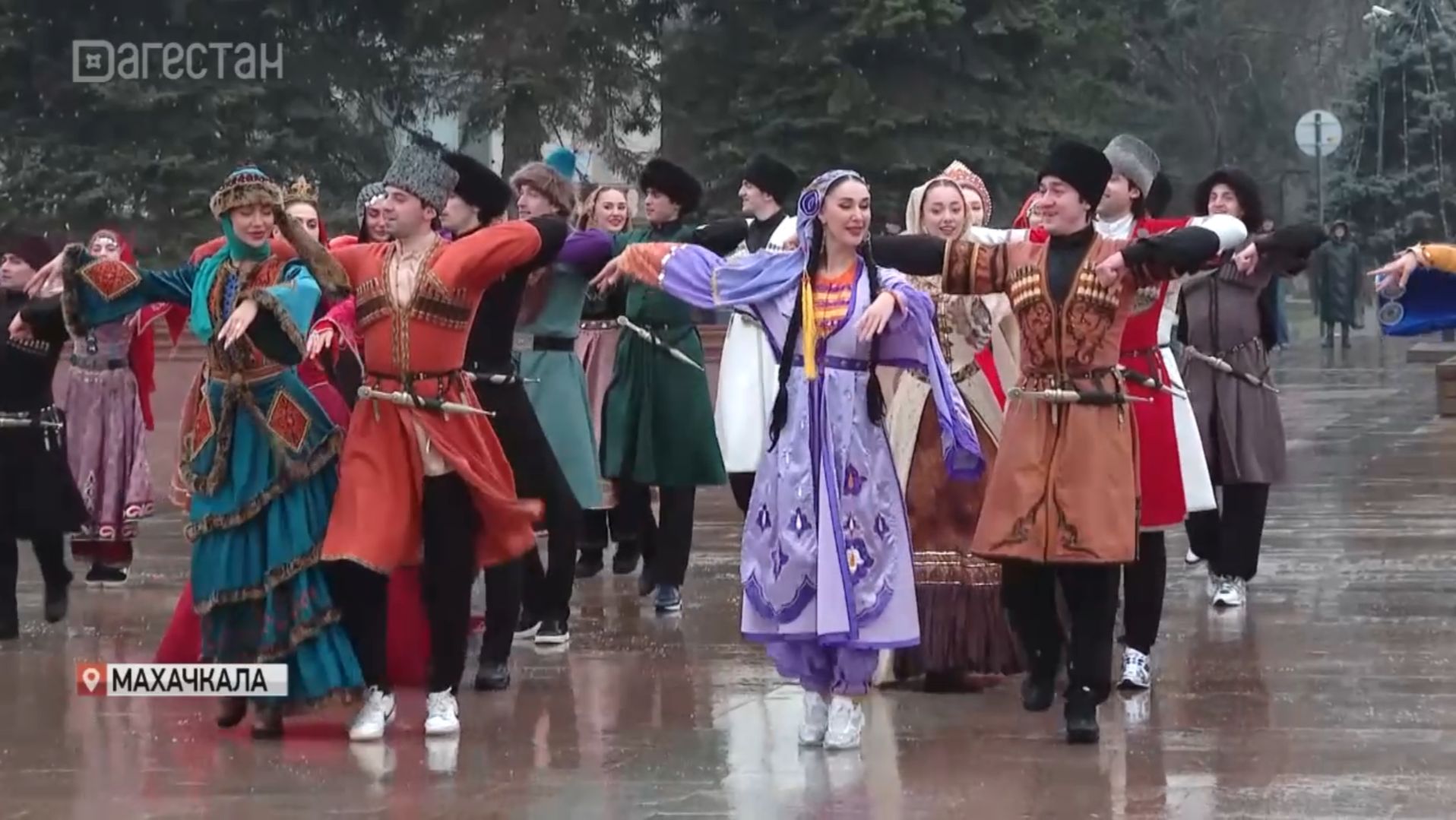 Масштабный флешмоб «Хоровод дружбы» прошел в Махачкале смотреть онлайн