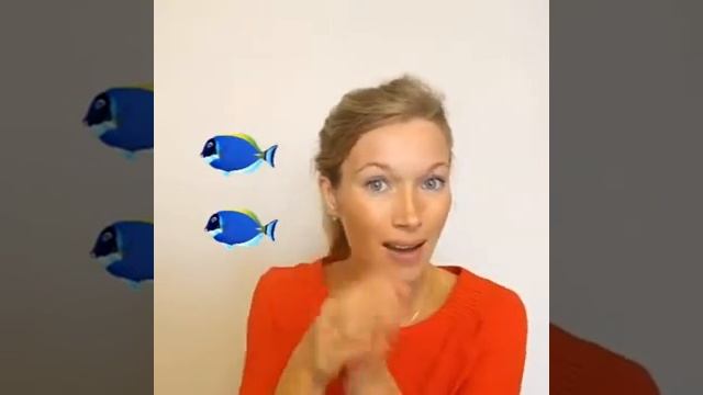 Little fish swimming in the water смотреть онлайн