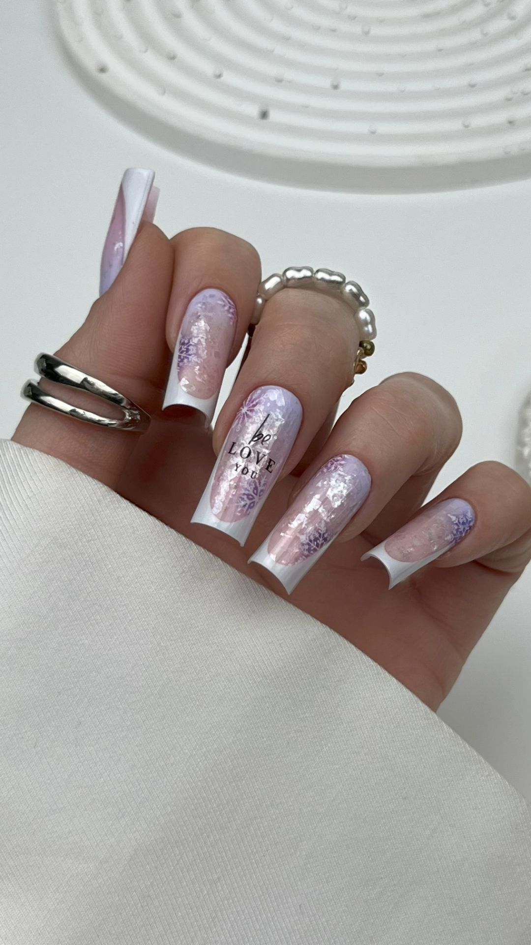 МК Маникюр “Зимняя любовь”. Градиентный френч с блестками и слайдерами. Наращивание на верхние формы