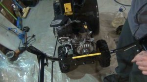 Снимаем бензобак и воздушный фильтр Champion ST656