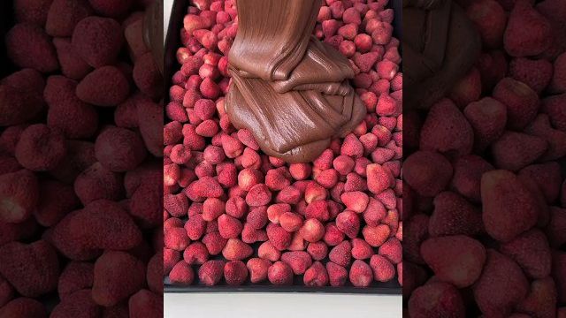 молочно-шоколадные конфеты с клубникой