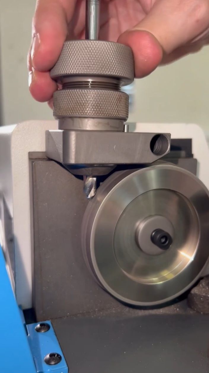 Заточный станок Heden DG-13 для спиральных сверл смотреть онлайн