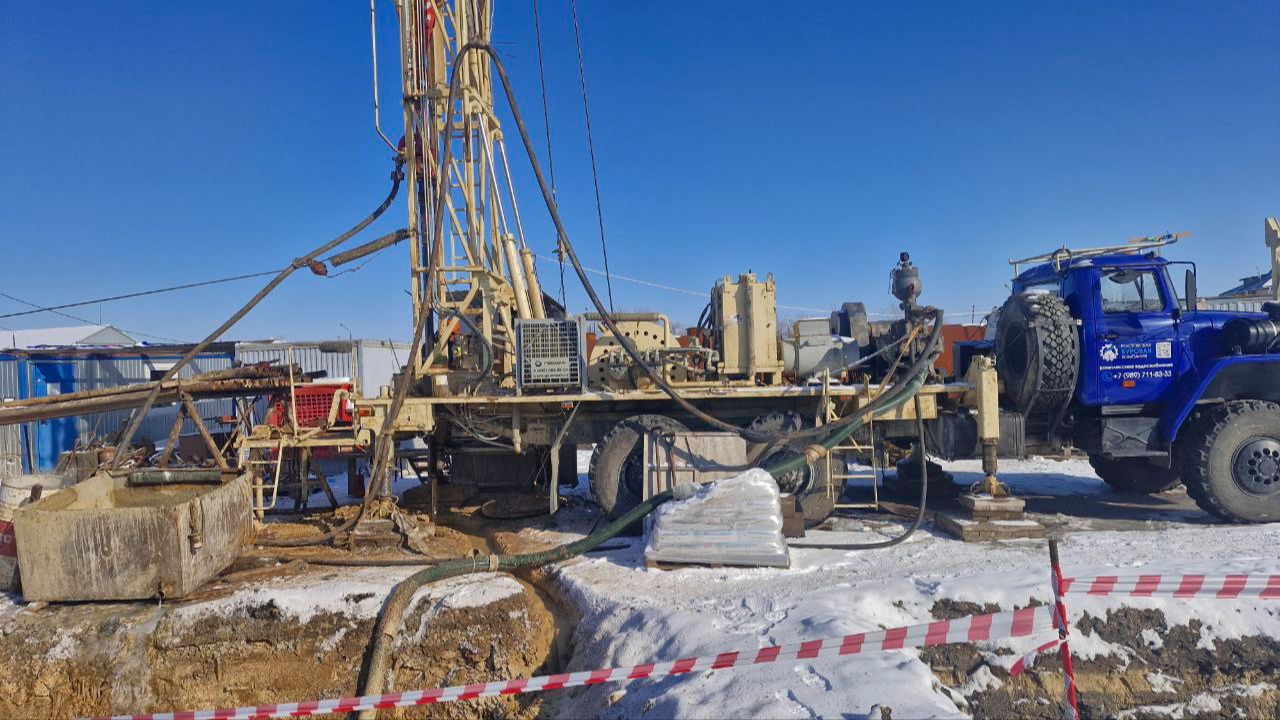 Выполняется бурение буровой установкой УРБ-25 под кондуктор.