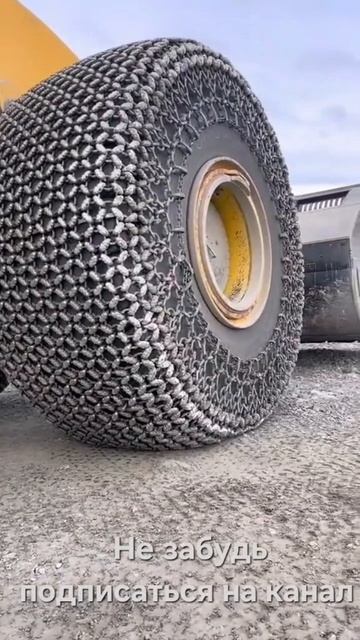 Огромный фронтальный погрузчик