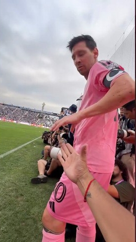 Пожал руку Месси