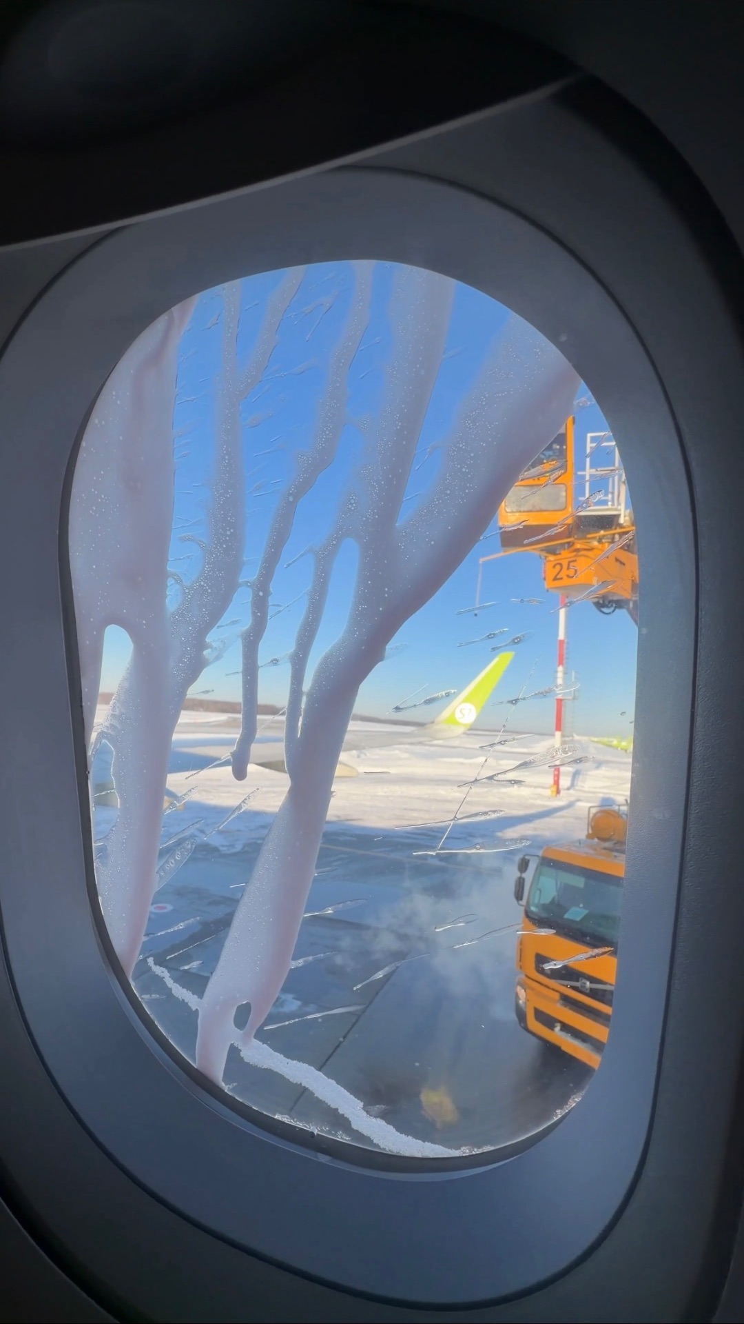 Это не мойка самолёта, а важный процесс противообледенительной обработки смотреть онлайн